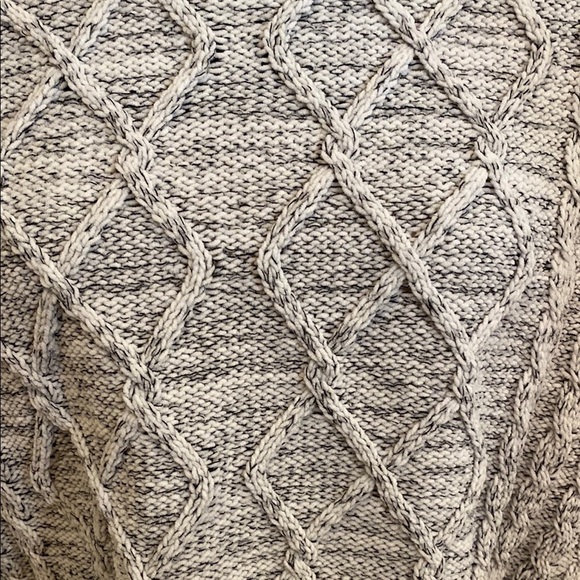 Chic Gray Cable Knit Patterned Crew Neck Sweater size Large - Picture 2 of 7